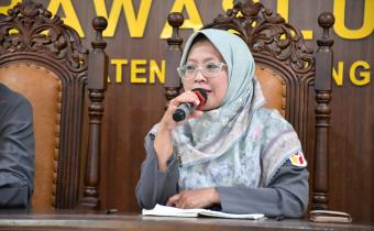 Koordinator Divisi Hukum dan Penyelesaian Sengketa Bawaslu Kabupaten Semarang, Ummi Nu'amah dalam rapat Seninan Bawaslu Kabupaten Semarang yang digelar pada Senin (20/4/2026).