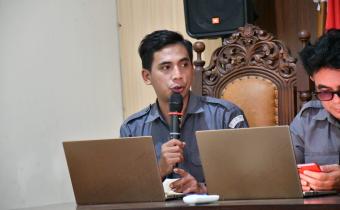 Koordinator Divisi Pencegahan, Partisipasi Masyarakat, dan Humas (P2H) Bawaslu Kabupaten Semarang, Muharom Al Rosyid, dalam rapat rutin Seninan Bawaslu Kabupaten Semarang pada Senin, 20 April 2026.