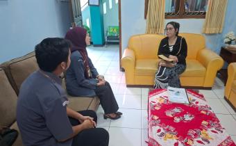 Tim Bawaslu saat melakukan koordinasi terkait sosialisasi dan rekrutmen Saka Adhyasta Pemilu dengan Waka Bidang Kesiswaan SMA N 1 Ungaran