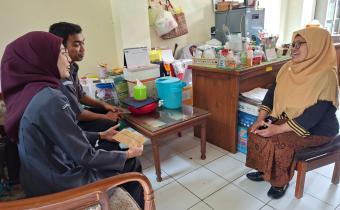 Tim Bawaslu saat melakukan koordinasi terkait sosialisasi dan rekrutmen Saka Adhyasta Pemilu dengan Waka Bidang Kesiswaan SMK H. Moenadi Ungaran