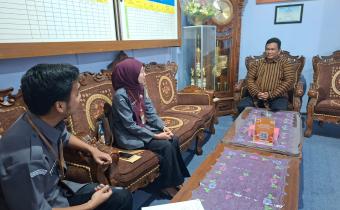 Tim Bawaslu saat melakukan koordinasi terkait sosialisasi dan rekrutmen Saka Adhyasta Pemilu dengan Waka Bidang Kesiswaan SMA N 2 Ungaran