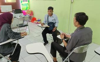 Tim Bawaslu saat melakukan koordinasi terkait sosialisasi dan rekrutmen Saka Adhyasta Pemilu dengan Waka Bidang Kesiswaan SMK Nahdlatul Ulama (NU) Ungaran