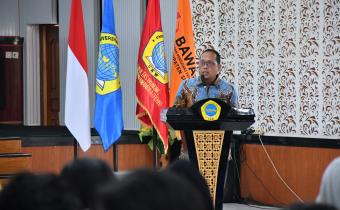 Koordinator Divisi Penyelesaian Sengketa Bawaslu Provinsi Jawa Tengah, Wahyudi Sutrisno, S.H., M.H. Saat menjadi Keynote Speech pada Kegiatan Seminar dan Simulasi Moot Court : Pengawasan Pemilu dan Penyelesaian Sengketa Proses Pemilu, di Aula HM. Iskak Soepardi, Universitas Ngudi Waluyo Ungaran, Selasa, (21/04/2026)