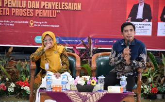 Muharom Al Rosyid, S.Pd., Koordinator Divisi Pencegahan, Partisipasi Masyarakat dan Hubungan Masyarakat, Bawaslu Kabupaten Semarang Saat menjadi Narasumber pada Kegiatan  Seminar dan Simulasi Moot Court : Pengawasan Pemilu dan Penyelesaian Sengketa Proses Pemilu, di Aula HM. Iskak Soepardi, Universitas Ngudi Waluyo Ungaran, Selasa, (21/04/2026)