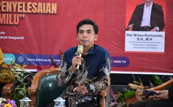 Muharom Al Rosyid, S.Pd., Koordinator Divisi Pencegahan, Partisipasi Masyarakat dan Hubungan Masyarakat, Bawaslu Kabupaten Semarang Saat menjadi Narasumber pada Kegiatan  Seminar dan Simulasi Moot Court : Pengawasan Pemilu dan Penyelesaian Sengketa Proses Pemilu, di Aula HM. Iskak Soepardi, Universitas Ngudi Waluyo Ungaran, Selasa, (21/04/2026)