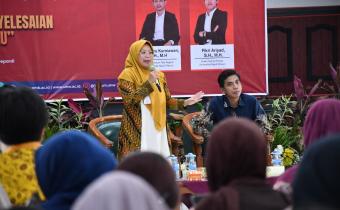 Koordinator Divisi Hukum dan Penyelesaian Sengketa Bawaslu Kabupaten Semarang, Ummi Nu'amah, S.Pd., Saat menjadi Narasumber pada Kegiatan  Seminar dan Simulasi Moot Court : Pengawasan Pemilu dan Penyelesaian Sengketa Proses Pemilu, di Aula HM. Iskak Soepardi, Universitas Ngudi Waluyo Ungaran, Selasa, (21/04/2026)Bawaslu Kabupaten Semarang Tekankan Pentingnya Keadilan Substantif dalam Penyelesaian Sengketa Pemilu