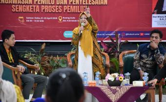 Koordinator Divisi Hukum dan Penyelesaian Sengketa Bawaslu Kabupaten Semarang, Ummi Nu'amah, S.Pd., Saat menjadi Narasumber pada Kegiatan  Seminar dan Simulasi Moot Court : Pengawasan Pemilu dan Penyelesaian Sengketa Proses Pemilu, di Aula HM. Iskak Soepardi, Universitas Ngudi Waluyo Ungaran, Selasa, (21/04/2026)