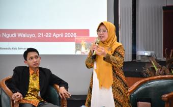 Koordinator Divisi Hukum dan Penyelesaian Sengketa Bawaslu Kabupaten Semarang, Ummi Nu'amah, S.Pd., Saat menjadi Narasumber pada Kegiatan  Seminar dan Simulasi Moot Court : Pengawasan Pemilu dan Penyelesaian Sengketa Proses Pemilu, di Aula HM. Iskak Soepardi, Universitas Ngudi Waluyo Ungaran, Selasa, (21/04/2026)