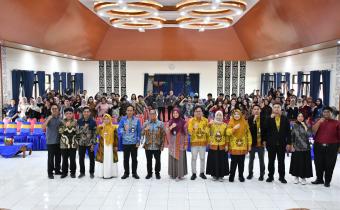 Koordinator Divisi Penyelesaian Sengketa Bawaslu Provinsi Jawa Tengah, Wahyudi Sutrisno, S.H., M.H.  Bersama Ketua Bawaslu Kabiupaten Semarang, Agus Riyanto, S.P., S.H. Beserta Jajaran Berfoto Bersama dengan Dekan FEHH UNW, Budiarti, S.Pd., M.Pd. dan Seluruh Mahasiswa UNW   Peserta Seminar dan Simulasi Moot Court : Pengawasan Pemilu dan Penyelesaian Sengketa Proses Pemilu, di Aula HM. Iskak Soepardi, Universitas Ngudi Waluyo Ungaran, Selasa, (21/04/2026)