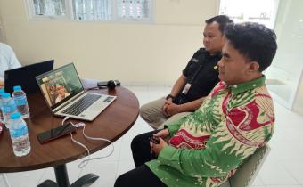 Koordinator Divisi Penanganan Pelanggaran Bawaslu Kabupaten Semarang, Nurkus Budiyantomo (kanan), bersama staf sekretariat, Andi S (kiri) mengikuti kegiatan Rapat Evaluasi Penanganan Pelanggaran dengan tema “Analisis Harmonisasi Undang-Undang Nomor 7 Tahun 2017 tentang Pemilu dengan Undang-Undang Nomor 1 Tahun 2023 tentang KUHP” pada Rabu, 22 April 2026.