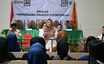 Ummi Nu'amah, S.Pd., Koordinator Divisi Hukum dan Penyelesaian Sengketa Bawaslu Kabupaten Semarang Saat menyampaikan Pengantar pada Kegiatan Simulasi Moot Court : Penyelesaian Sengketa Proses Pemilu di Universitas Ngudi Waluyo, Ungaran, Rabu, (22/04/2026)