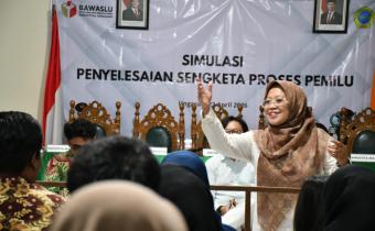 Ummi Nu'amah, S.Pd., Koordinator Divisi Hukum dan Penyelesaian Sengketa Bawaslu Kabupaten Semarang Saat menyampaikan Pengantar pada Kegiatan Simulasi Moot Court : Penyelesaian Sengketa Proses Pemilu di Universitas Ngudi Waluyo, Ungaran, Rabu, (22/04/2026)