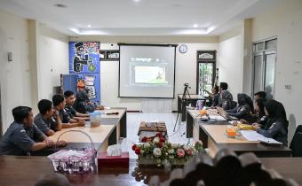 Suasana jajaran Sekretariat Bawaslu Kabupaten Semarang pada kegiatan Rapat Penguatan Penyusunan Sasaran Kinerja Pegawai (SKP) Tahun 2026 secara daring melalui Zoom pada Senin (27/4/2026).
