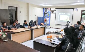 Jajaran Bawaslu Kabupaten Semarang mengikuti Rapat Penguatan Penyusunan Sasaran Kinerja Pegawai (SKP) Tahun 2026 secara daring melalui Zoom pada Senin (27/4/2026).
