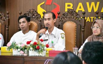 Perwakilan Dinas Kearsipan dan Perpustakaan Kabupaten Semarang Semarang, Arsiparis Ahli Muda, Drs. Budiyono, saat sedang menyampaikan pendapatnya pada Kegiatan Rapat Koordinasi Pengelolaan Kearsipan Bawaslu Kabupaten Semarang, Selasa, (29/04/2026)