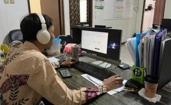 Staf pengelola PPID, Farhan Aditya P dalam rapat Teknis Pejabat Pengelola Informasi dan Dokumentasi (PPID) yang dilaksanakan secara daring melalui Zoom Meeting pada Kamis, 30 April 2026.