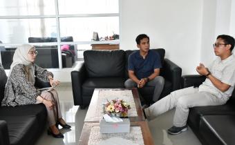 Kepala Subbagian Pengawasan Pemilu dan Humas Widya Astuti (kiri), Koordinator Divisi Pencegahan, Partisipasi Masyarakat dan Humas Bawaslu Kabupaten Semarang, Muharom Al Rosyid (tengah), dan Ketua Divisi Perencanaan, Data, dan Informasi, Agus Setiyoko (kanan) diskusi terkait PDPB Triwulan II Tahun 2026 pada Kamis, 30 April 2026.