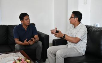Koordinator Divisi Pencegahan, Partisipasi Masyarakat dan Humas Bawaslu Kabupaten Semarang, Muharom Al Rosyid (kiri), dan Ketua Divisi Perencanaan, Data, dan Informasi, Agus Setiyoko (kanan) diskusi terkait pelaksanaan Coktas dalam PDPB Triwulan II Tahun 2026 pada Kamis, 30 April 2026.