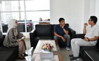 Kepala Subbagian Pengawasan Pemilu dan Humas Widya Astuti (kiri), Koordinator Divisi Pencegahan, Partisipasi Masyarakat dan Humas Bawaslu Kabupaten Semarang, Muharom Al Rosyid (tengah), dan Ketua Divisi Perencanaan, Data, dan Informasi, Agus Setiyoko (kanan) diskusi terkait PDPB Triwulan II Tahun 2026 pada Kamis, 30 April 2026.