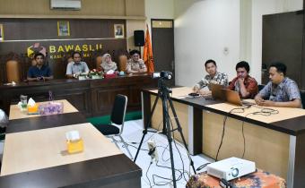 Ketua Bawaslu Kabupaten Semarang Semarang, Agus Riyanto didampingi Anggota Bawaslu Kabupaten Semarang, Ummi Nu'amah, Nurkus Budiyantomo, dan Muharom Al Rosyid bersama Kasubbag P3SP2H Bawaslu Kabupaten Semarang, Virendra Eka Novianto, S.H. saat mengikuti Zoom Meeting “Rapat Pembahasan Pelaporan Pelaksanaan Tugas Konsolidasi Demokrasi dalam Memperkuat Penyelenggaraan Pemilihan Umum di Luar Tahapan” yang dilaksanakan oleh Divisi Hukum Setjend Bawaslu RI Kamis 30 April 2026