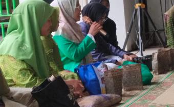 Anggota Bawaslu Kabupaten Semarang, Ummi Nu'amah (kerudung coklat) dalam kegiatan Konsolidasi Demokrasi bersama Kelompok Perempuan Muslimat NU Ranting Desa Kebumen, Rabu 18 Februari 2026 di Desa Kebumen, Banyubiru, Kabupaten Semarang, Rabu 18 Februari 2026