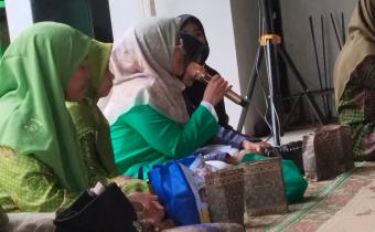Anggota Bawaslu Kabupaten Semarang, Ummi Nu'amah (kerudung coklat) dalam kegiatan Konsolidasi Demokrasi bersama Kelompok Perempuan Muslimat NU Ranting Desa Kebumen, Rabu 18 Februari 2026 di Desa Kebumen, Banyubiru, Kabupaten Semarang, Rabu 18 Februari 2026