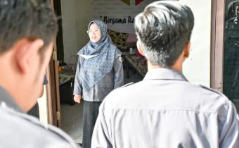 Anggota Bawaslu Kabupaten Semarang, Ummi Nu'amah menjadi Pembina Apel pada Senin, 4 Mei 2026.