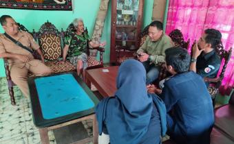 Anggota Bawaslu Kabupaten Semarang, Muharom Al Rosyid (Kemeja Hitam) saat melaksanakan pengawasan pencocokkan dan penelitian terbatas (coktas) di Desa Gedangan, Kecamatan Tuntang, Kabupaten Semarang, Selasa 5 Mei 2026