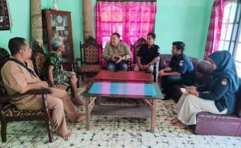 Anggota Bawaslu Kabupaten Semarang, Muharom Al Rosyid (baju hitam) saat melaksanaan pengawasan pencocokkan dan penelitian terbatas (coktas) di Desa Gedangan, Kecamatan Tuntang, Kabupaten Semarang, Selasa 5 Mei 2026