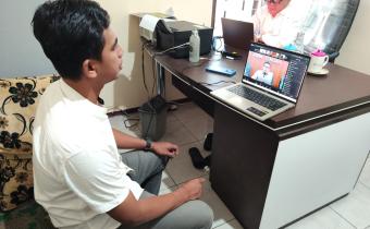 Koordinator Divisi Pencegahan, Parmas dan Humas Bawaslu Kabupaten Semarang Muharom Al Rosyid mengikuti rapat daring melalui Zoom Meeting pada Rabu, 6 Mei 2026