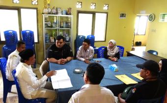 Anggota Bawaslu Kabupaten Semarang, Ummi Nu'amah (kerudung coklat) saat melaksanakan pengawasan pencocokkan dan penelitian terbatas penyusunan daftar pemilih berkelanjutan triwulan II Tahun 2026, Rabu 6 Mei 2026