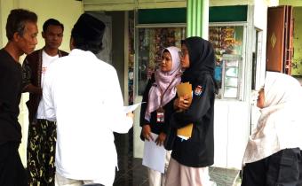 Anggota Bawaslu Kabupaten Semarang, Ummi Nu'amah (kanan) saat mengawasi coktas di Kelurahan Candirejo, Kecamatan Ungaran Barat, Rabu 6 Mei 2026