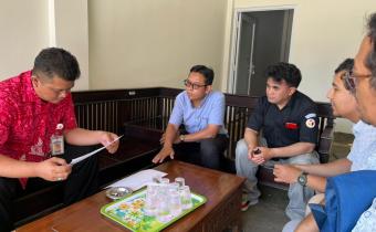 Pengecekan nama-nama pemilih oleh pemerintah Desa Bener diawasi oleh tim Pengawas Bawaslu Kabupaten Semarang pada Kamis, 13 Mei 2026.