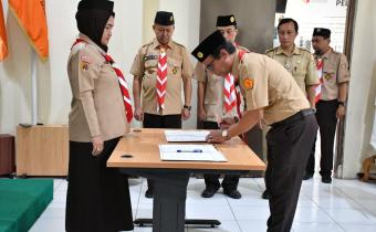 Ketua Bawaslu Kabupaten Semarang, Agus Riyanto (kanan) saat melakukan penandatanganan Perjanjian Kerja Sama Antara Bawaslu Kabupaten Semarang dengan Kwartir Cabang Gerakan Pramuka Semarang, Selasa 12 Mei 2026