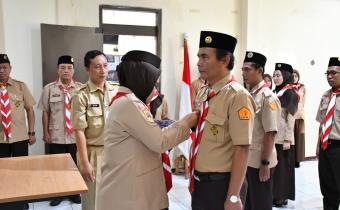 Ketua Kwartir Cabang Gerakan Pramuka Semarang, Nur Arifah (kiri) menyematkan tanda jabatan kepada Ketua Majelis Pembimbing Saka Adhyasta Pemilu Bawaslu Kabupaten Semarang, Agus Riyanto (kanan) pada pelaksanaan Pelantikan Mabi dan Pinsaka Adhyasta Pemilu Masa Bakti 2026-2031, Selasa 12 Mei 2026