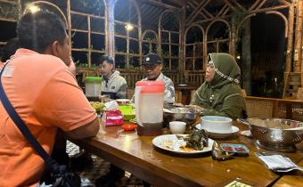 Anggota Bawaslu Kabupaten Semarang, Fithriyah (kanan) saat melakukan diskusi dengan Karang Taruna Desa di Resto Kalibatur, Kamis 19 Februari 2026