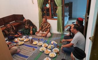 Ketua Bawaslu Kabupaten Semarang, Agus Riyanto (kaos abu) saat berkonsolidasi demokrasi dengan warga perumahan randugunting, Selasa 24 Februari 2026