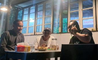 Ketua Bawaslu Kabupaten Semarang, Agus Riyanto (kiri) saat konsolidasi demokrasi dengan pemerhati demokrasi di Candirejo, Tuntang, 20 Februari 2026