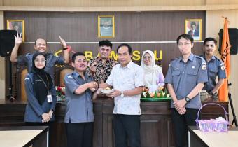 Pimpinan Bawaslu Kabupaten Semarang menyampaikan ucapan selamat kepada tiga pegawai yang resmi menyandang status PNS dan menduduki Jabatan Fungsional Ahli Pertama.