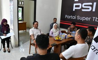 Ketua Bawaslu Kabupaten Semarang, Agus Riyanto, didampingi oleh Seluruh Anggota Bawaslu Kabupaten Semarang beserta Jajaran Sekretariat Saat melaksanakan diskusi pada Kegiatan Silaturahmi dan Konsolidasi Demokrasi dengan DPD PSI Kabupaten Semarang, di Ungaran, (02/06/2026)