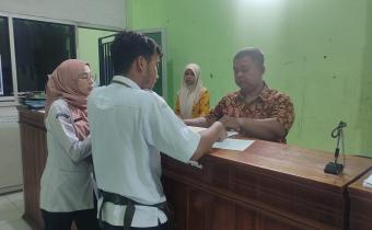 Kepala Subbagian Pengawasan dan Humas, Widya Astuti (kiri) bersama staf Noor Muhammad Nasyar (kanan) saat menyampaikan potensi data pemilih baru kepada SMK NU Ungaran pada penyusunan Daftar Pemilih Berkelanjutan Triwulan II Tahun 2026, Rabu 3 Juni 2026