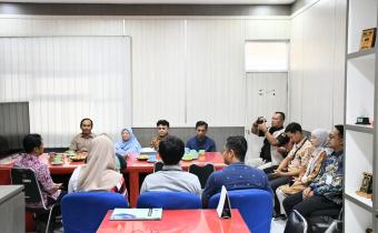 Ketua Bawaslu, Agus Riyanto, didampingi oleh Seluruh Anggota Bawaslu Kabupaten Semarang Beserta Pejabat Struktural saat melaksanakan Kegiatan Silaturahmi dan Konsolidasi Demokrasi dengan Diskominfo Kabupaten Semarang yang secara langsung diterima oleh Kepala Diskominfo Kabupaten Semarang Petrus Triyono yang didampingi oleh Sekretaris Diskominfo Kabupaten Semarang, Sidiq Sudibyo beserta Para Kepala Bidang di Diskominfo Kabupaten Semarang, Jumat, (05/06/2026) di Ungaran