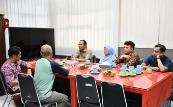 Ketua Bawaslu, Agus Riyanto, didampingi oleh Seluruh Anggota Bawaslu Kabupaten Semarang Beserta Pejabat Struktural saat melaksanakan Kegiatan Silaturahmi dan Konsolidasi Demokrasi dengan Diskominfo Kabupaten Semarang yang secara langsung diterima oleh Kepala Diskominfo Kabupaten Semarang Petrus Triyono yang didampingi oleh Sekretaris Diskominfo Kabupaten Semarang, Sidiq Sudibyo beserta Para Kepala Bidang di Diskominfo Kabupaten Semarang, Jumat, (05/06/2026) di Ungaran