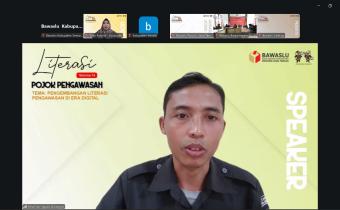 Koordinator Divisi Pencegahan, Parmas dan Humas Bawaslu Kabupaten Grobogan, Amal Nur Ngazis saat menjadi pembicara kegiatan Literasi Pojok Pengawasan Edisi 14 Bawaslu Provinsi Jawa Tengah dengan tema "Pengembangan Literasi Pengawasan di Era Digital", Senin 8 Juni 2026