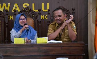 Anggota Bawaslu Kabupaten Semarang, Ummi Nu'ammah saat memberikan pengarahan pada rapat koordinasi dengan BKUD Kabupaten Semarang (Selasa, 9 Juni 2026)