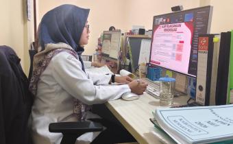 Bendahara Pengeluaran Bawaslu Kabupaten Semarang, Rika Ayu Lestari mengikuti Zoom Meeting Pembinaan Penyusunan Laporan Keuangan Tingkat UAKPA dan UAPPA-W di Lingkungan Badan Pengawas Pemilihan Umum dari Kantor Bawaslu Kabupaten Semarang, Rabu (10/6/2026).
