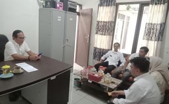 Ketua Bawaslu Kabupaten Semarang, Agus Riyanto, memimpin rapat tindak lanjut persiapan penyusunan Indikator Kinerja Utama (IKU) Pengawas Pemilu Tahun 2026 bersama Anggota Bawaslu Kabupaten Semarang dan Kepala Sekretariat Bawaslu Kabupaten Semarang di Kantor Bawaslu Kabupaten Semarang, Rabu (10/6/2026).