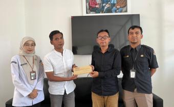 Koordinator Divisi Pencegahan, Partisipasi Masyarakat, dan Hubungan Masyarakat Bawaslu Kabupaten Semarang, Muharom Al Rosyid (kedua kiri), didampingi Kepala Subbagian Pengawasan Pemilu dan Humas Widya Astuti (pertama kiri) menyerahkan Surat Saran Perbaikan Pemutakhiran Data Pemilih Berkelanjutan (PDPB) Triwulan II Tahun 2026 kepada KPU Kabupaten Semarang yang diterima oleh Kepala Divisi Data dan Informasi Agus Setiyoko (kedua kanan) dan Kepala Subbagian Perencanaan, Data, dan Informasi Achmad Maulidini (per