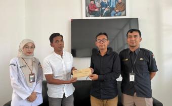 Anggota Bawaslu Kabupaten Semarang, Muharom Al Rosyid (kemeja putih) menyerahkan Saran Perbaikan Pengawasan Penyusunan Daftar Pemilih Berkelanjutan Triwulan II Tahun 2026 ke KPU Kabupaten Semarang, Rabu 10 Juni 2026