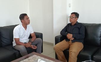 Muharom Al Rosyid (kiri) dari Bawaslu Kabupaten Semarang dan Agus Setiyoko (kanan) dari KPU Kabupaten Semarang menunjukkan sinergi antarpenyelenggara pemilu dalam menjaga akurasi dan kemutakhiran data pemilih melalui pelaksanaan Pemutakhiran Data Pemilih Berkelanjutan (PDPB), Rabu (10/6/2026).